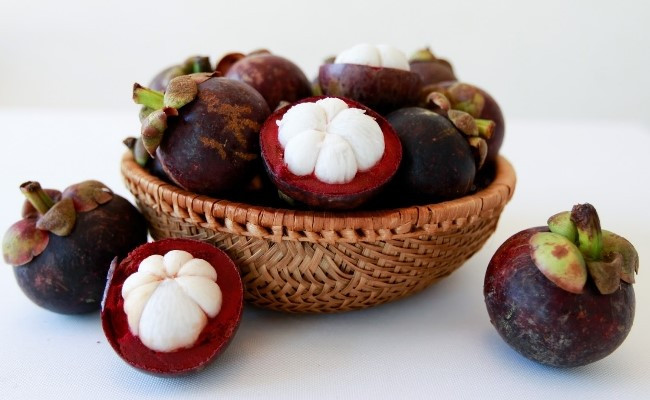 Ngoài ra, ăn nhiều măng cụt còn dẫn đến một số triệu chứng như mất ngủ, đau bụng, buồn nôn liên tục, khó thở, chóng mặt. (Nguồn Vcmedia)