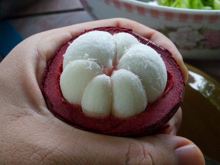 Cụ thể, ăn quá nhiều măng cụt có thể dẫn đến tình trạng tiêu chảy tạm thời. (Nguồn Hellobacsi)