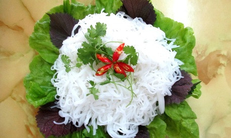 Nếu chỉ nhìn vẻ ngoài đẹp mắt mà chọn mua thì chắc chắn đó là loại bún đã được tẩm hóa chất. Ảnh: Nguoiduatin.