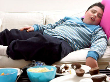 Không đánh răng. Nếu như bạn lên giường đi ngủ luôn mà không đánh răng rất có hại. Sau khi ăn xong, khoang miệng chứa rất nhiều mảng bám từ thức ăn. Nếu để qua đêm, các vi khuẩn này sẽ sinh sôi nảy nở. Ảnh: Vietq.