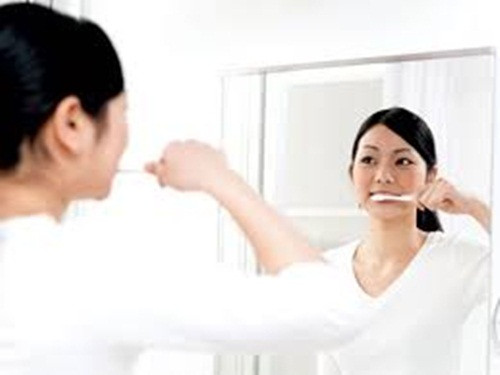 Hãy rập bỏ thói quen xấu này đi. Bạn nên chờ khoảng một tiếng sau ăn hãy đánh răng, để tránh các tác động xấu. Ít nhất cũng chờ 30 phút hãy bắt đầu chải răng. Ảnh: Nhakhoavieta.