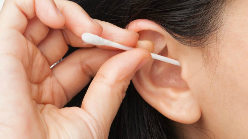 Dùng tăm bông vệ sinh tai. Nhiều người có thói quen dùng bông ngoáy tai. Hành động này không những không thể loại bỏ ráy tai mà còn làm tổn thương đến màng nhĩ nếu nhữ đưa bông ngoáy tai vào sâu quá. Ảnh: Kul.