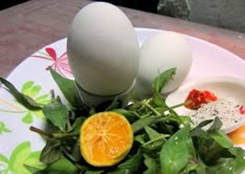 Ăn vào buổi tối. Tuy rằng trứng vịt lộn rất bổ dưỡng nhưng bạn hãy chọn đúng thời điểm để nạp vào cơ thể, dưỡng chất từ trứng mới được tận dụng và phát huy hết tác dụng.Ảnh: Caynhalavuon.