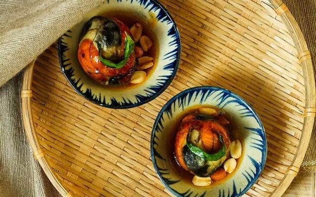 Chỉ ăn không kèm rau. Nếu ăn chay trứng vịt lộn sẽ dẫn đến sự mất cân bằng cho cơ thể. Trứng vịt lộn có tính hàn, vì thế nhiều người tỳ vị kém nếu ăn không sẽ gây ra tác dụng phụ nguy hiểm. Ảnh: Alobacsi.