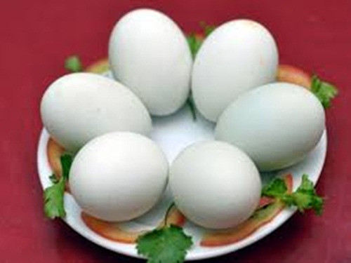 Trứng vịt lộn là món ăn quen thuộc của người Việt, vô cùng bổ dưỡng. Đông y cho rằng trứng vịt lộn có tính hàn, tác dụng tu âm, dưỡng huyết, ích trí và có thể chữa được nhiều bệnh như suy nhược, yếu sinh lý, đau đầu chóng mặt... Ảnh: SKĐS.
