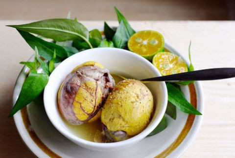 Nên ăn kèm rau răm, gừng có tính ấm vị cay nồng để chống đầy hơi, sát trùng và làm ấm bụng. Lượng gia vị phù hợp cho một lần ăn tối đa hai trứng là khoảng 5g gừng tươi thái chỉ, 5g rau răm tươi. Ảnh: Zingnews.