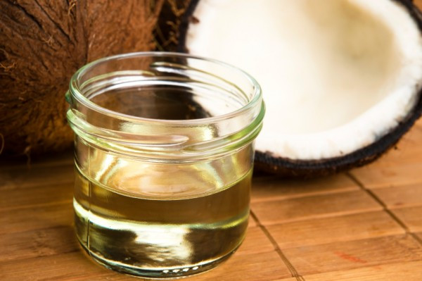 Trong khi tắm, bạn chỉ cần thoa dầu dừa lên nách, massage nhẹ nhàng từ 5 - 10 phút rồi rửa sạch. Thực hiện đều đặn mỗi ngày trong 2 -3 tuần, bạn sẽ thấy vùng nách hết thâm, lại vừa mềm vừa săn chắc. (Nguồn Ameovat)