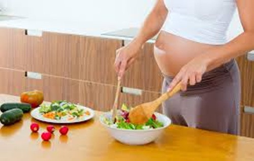 Mẹ mang thai. Trong thời kỳ mang thai, dinh dưỡng của mẹ vô cùng quan trọng để quyết định sức khỏe của cả mẹ và con. Bởi nhu cầu dinh dưỡng lúc này là cho cả hai người. Nếu ăn chay lâu dài, cơ thể mẹ sẽ không bổ sung được đủ vi chất nuôi dưỡng bào thai. Ảnh: Meyeube.