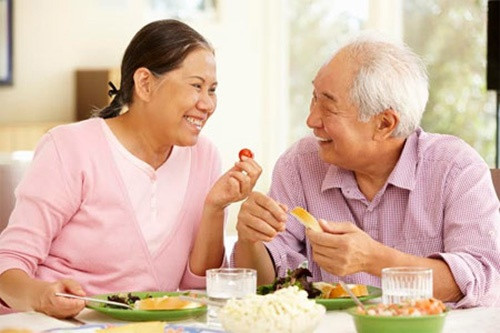 Người già. Những người cao tuổi cần lượng dinh dưỡng từ động vật để duy trì sức khỏe vì cơ thể họ rất khó hấp thu dưỡng chất. Ăn chay không phải là chế độ tốt cho họ. Ăn chay dễ bị loãng xương do không đủ lượng canxi theo nhu cầu do đó người cao tuổi chỉ nên ăn 1-2 lần mỗi tuần là phù hợp nhất. Ảnh: Healthplus.
