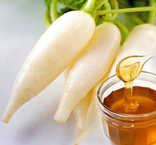 Hoặc có thể dùng nước ép củ cải trắng trộn cùng một thìa mật ong. Dùng hỗn hợp này thoa lên da và nhẹ nhàng massage trong khoảng 15 phút để các chất thẩm thấu vào da. Cuối cùng rửa lại bằng nước sạch. Ảnh: Cachtrangda.