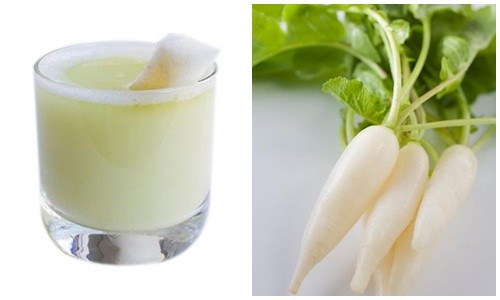 Làm trắng da. Dùng 1 củ cải tươi rửa sạch và bào vỏ. Sau đó thái nhỏ và cho vào máy xay sinh tố xay nhuyễn. Lọc lấy nước củ cải và thêm nước uống 2-3 ly mỗi ngày. Nước ép củ cải trắng sẽ cải thiện làn da tối màu và tăng quá trình tái tạo da. Ảnh: Tapchidongy.