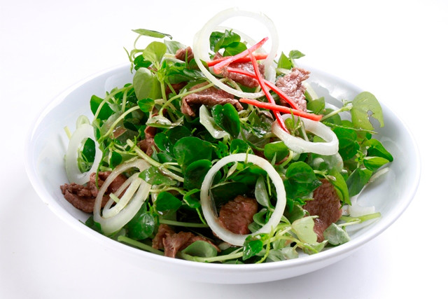 Chữa thiếu sắt. Như đã nói ở trên, rau càng cua bổ sung sắt hiệu quả bởi nó có nhiều khoáng chất tăng cường sinh tế bào máu. Bạn chỉ cần dùng rau làm món nộm cùng với thịt bò. Khi hai loại thực phẩm giàu sắt này kết hợp với nhau sẽ cộng hưởng để cho tác dụng tuyệt vời nhất. Ảnh: Monngon.