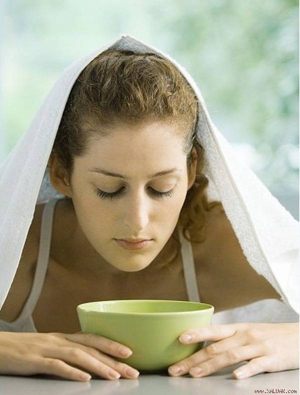 Cách thực hiện xông hơi với lá tía tô tương tự như xông hơi với sả. Áp dụng phương pháp này đều đặn hàng tuần sẽ giúp bạn có làn da tươi sáng, mịn màng hơn. (Nguồn Xaluan)