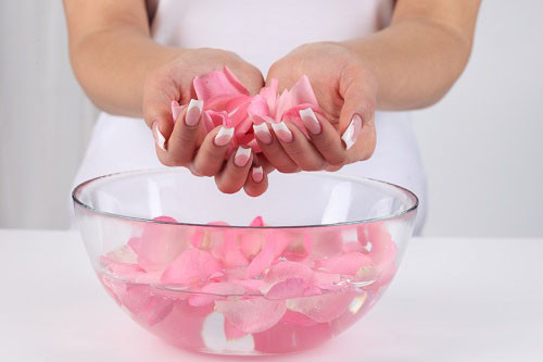 Hoa hồng chứa nhiều loại vitamin và chất chồng oxy hóa, vì vậy xông hơi với cánh hoa hồng giúp da hấp thu được những dưỡng chất này, khiến da tươi tắn, hồng hào hơn. (Nguồn Hongngochospital)