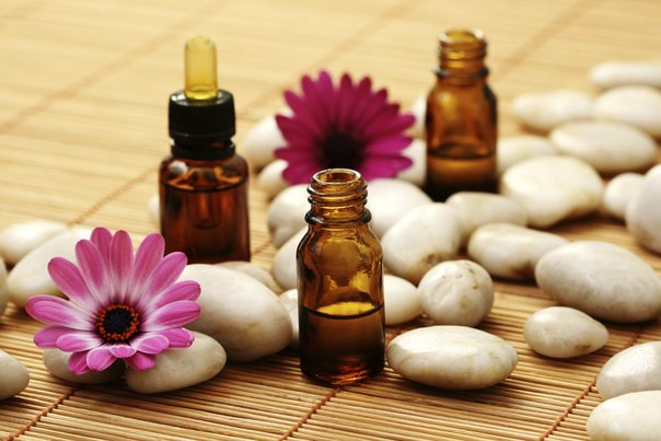 Các loại tinh dầu như tinh dầu tràm, tinh dầu bạc hà, tinh dầu oải hương... cũng giúp thải độc da rất tốt, đồng thời hương thơm của các loại tinh dầu còn giúp bạn giảm stress, chống lão hóa và giảm đau đầu. (Nguồn Sieuthilamdep)