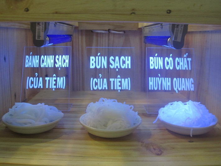 Việc tẩy trắng bún bằng huỳnh quang cũng rất nguy hại cho sức khỏe khi chất này vào cơ thể sẽ không thể tiêu tan mà lắng đọng ở gan, thận và hệ thần kinh gây nhiều bệnh nguy hiểm trong đó có ung thư. Ảnh: Lamthenao.