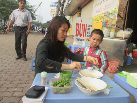 Trẻ nhỏ không nên ăn bún. Trong quá trình làm bún, nhà sản xuất có thể dùng các chất để sợi bún dai và để bảo quản được lâu. Vì thế, hệ tiêu hóa non nớt của trẻ vẫn chưa thể hoạt động và tiêu hóa được những sợi này. Do vậy, hạn chế cho trẻ con ăn bún, hoặc nếu có ăn thì phải cắt thật nhỏ. Ảnh: Tremviet.