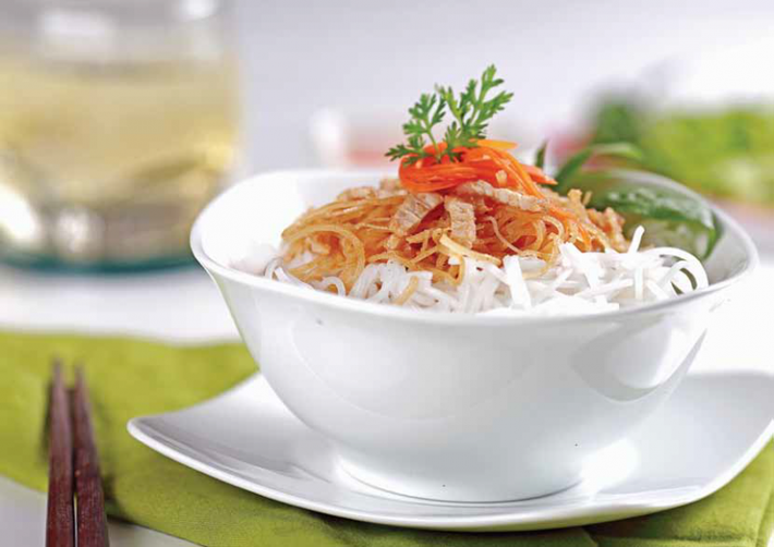 Chứa nhiều hóa chất gây hại. Các nghệ nhân làm bún vì muốn bún có màu bóng đẹp và để được lâu đã thêm không ít hóa chất. Như chất tinopal có tác dụng tẩy trắng. Ảnh: Bunthitnuonganhba.