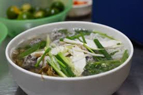 Tuy nhiên, cuối tháng 6 vừa qua xảy ra trường hợp các bệnh nhi nhập viện và phát hiện sợi bún còn nguyên trong đường tiêu hóa đã thức tỉnh mọi người về tác hại khi ăn bún sai cách. Ảnh: Hanoitv.