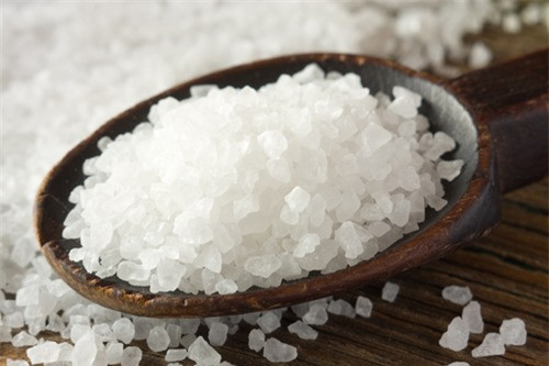 Dùng muối không những giúp trị gàu mà còn ngăn ngừa rụng tóc. Tuy nhiên, cách này chỉ nên áp dụng khi da đầu không có nhiều tổn thương hở. (Nguồn Cachtrimuntrungca)