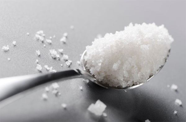 Sử dụng muối để trị gàu cũng là một cách đơn giản, rẻ tiền để trị gàu ngay tại nhà. Lý do là vì muối vừa có tác dụng diệt khuẩn lại vừa có thể tẩy tế bào da chết nên sẽ rất hữu hiệu để trị gàu. (Nguồn Bepgiadinh)