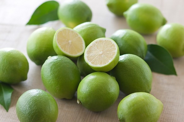 Tất cả những gì bạn cần làm là lấy nước cốt của 10 quả chanh, bôi lên tóc và da đầu, xoa bóp nhẹ nhàng trong 30 phút rồi gội lại với nước. (Nguồn Vietq)