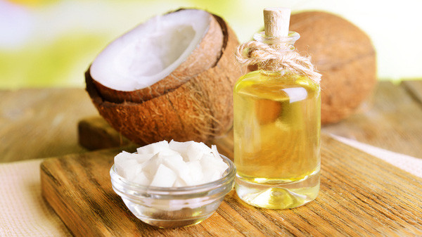 Bạn chỉ cần thoa dầu dừa lên da đầu, xoa bóp nhẹ nhàng trong 30 phút rồi xả sạch. Với tác dụng dưỡng ẩm, dầu dừa sẽ trị gàu hiệu quả, đồng thời kích thích tóc mọc nhanh hơn. (Nguồn Duaxiembentre)