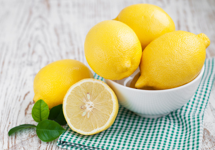Với tinh dầu, vitamin C và chất chống oxy hóa, chanh chắc chắn là lựa chọn tối ưu nhất để trị nứt gót chân cho chị em. (Nguồn Sieuthilamdep)