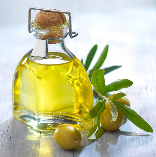 Dầu olive cũng có tác dụng dưỡng ẩm và làm mềm mịn da. Bạn có thể thoa dầu olive vào vùng gót chân trước khi ngủ rồi rửa sạch lại với nước vào sáng hôm sau để có kết quả tốt nhất. (Nguồn Chuthapdo)