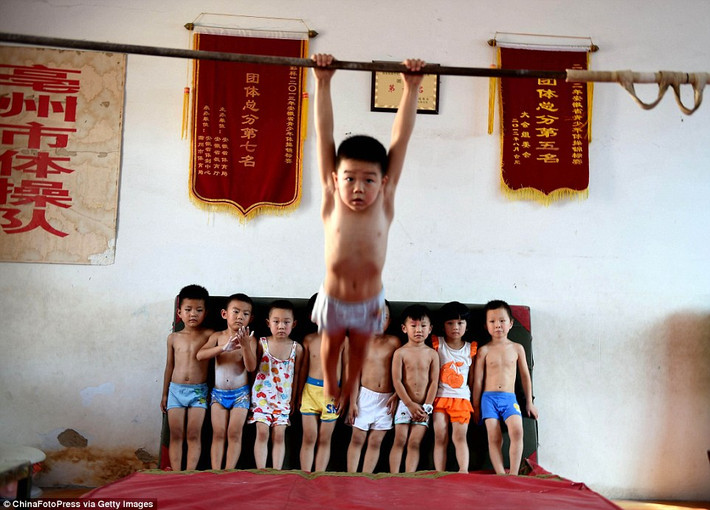Dù ít tuổi nhưng các em trông đã ra dáng những vận động viên chuyên nghiệp.