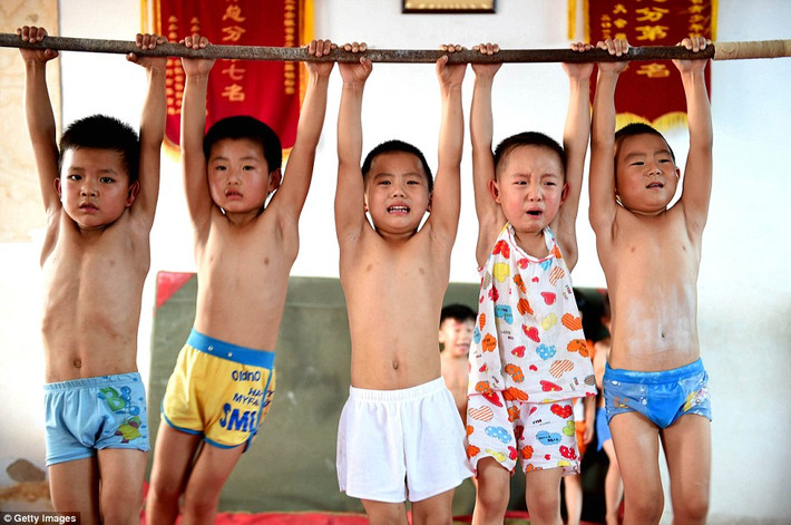 Những đứa trẻ được huấn luyện các bài tập thể dục dụng cụ, cách làm thể nào để vượt qua các rào cản, cụ thể là các bài tập treo trên thanh ngang, uốn nắn cơ thể theo nhiều hình dnagj khác nhau và tập những bài tập căng thẳng đòi hỏi sức lực tay lớn.