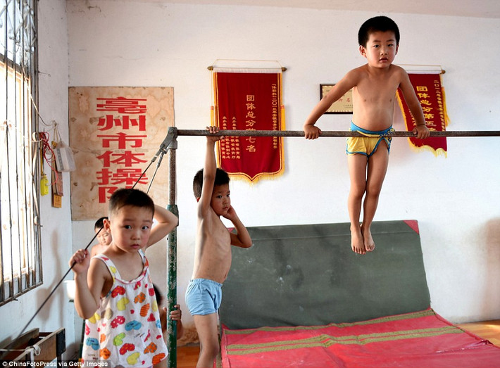 Cha mẹ những đứa trẻ này cũng hi vọng chính phủ có thể đảm nhận việc nuôi dưỡng con cái họ để đứa trẻ trở thành ngôi sao trong tương lai và thay đổi vận mệnh gia đình.