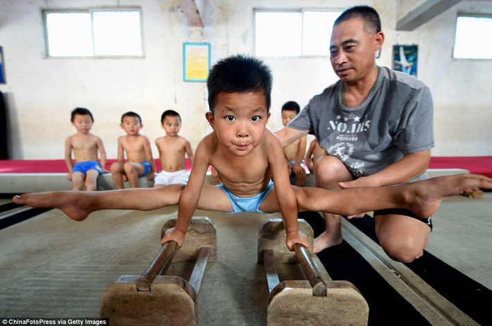 Các bậc cha mẹ tin rằng kiểu huấn luyện này không chỉ có lợi cho con cái họ về thể chất mà còn gia tăng sức mạnh ý chí của chúng, theo China News Service.