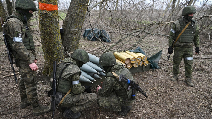 Theo các chuyên gia quân sự, Quân đội Nga muốn Ukraine phải tái phân bổ lực lượng phòng thủ trên chiến trường thông qua các hoạt động tấn công của mình. Hiện tại, Quân đội Nga đang tiến hành các hoạt động tấn công theo ít nhất ba hướng, tuy nhiên, các hoạt động này không hỗ trợ lẫn nhau và không có mục tiêu chiến lược chung.