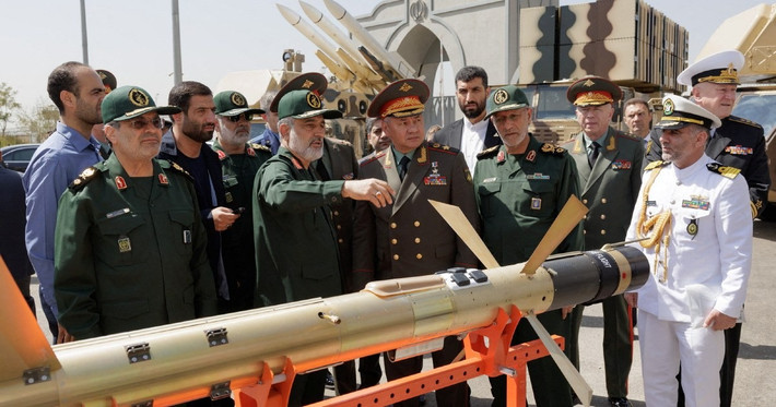 Hợp tác quốc phòng giữa Nga và Iran đang phát triển trên quy mô lớn, không chỉ giới hạn ở việc cung cấp vũ khí. Hai nước còn đang thảo luận về việc cùng chế tạo tên lửa và phóng vệ tinh Iran lên quỹ đạo nhằm tăng cường năng lực không gian của Iran.