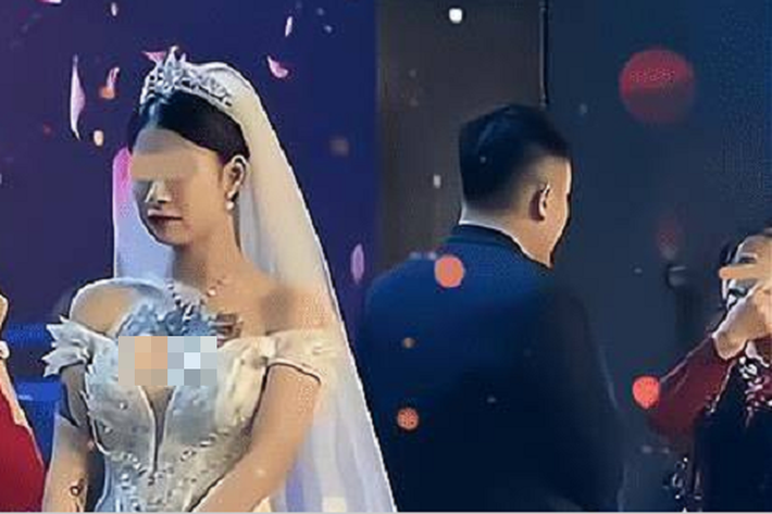 Trường hợp cô dâu ở Giang Tô (Trung Quốc) được trang Sohu đưa tin là một ví dụ. Theo đó, cô dâu có vóc dáng thanh thoát, làn da trắng mịn rất được đánh giá cao. Đám cưới tổ chức trang trọng với những khách mời lịch thiệp, ăn mặc chỉn chu. Vậy nhưng, trang phục của cô dâu lại khiến buổi tiệc có nốt trầm không nên có.