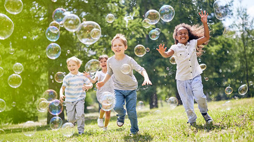 Khuyến khích trẻ hoạt động ngoài trời. Như phân tích ở trên, ánh sáng tự nhiên có thể giúp ngăn ngừa cận thị, cải thiện khả năng nhìn xa của trẻ. Bạn có thể tận dụng các bài tập như đá bóng, đạp xe, đánh cầu,... để trẻ hứng thú, vận động lâu hơn.