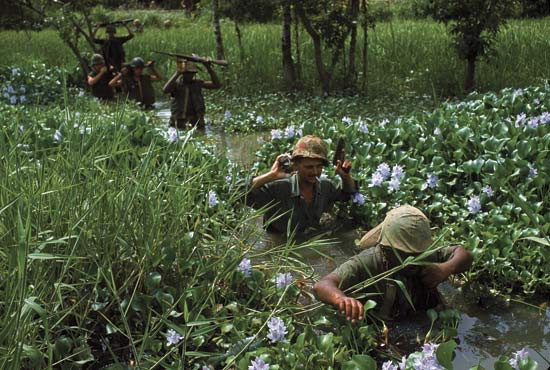 Một điểm yếu chí tử nữa của khẩu súng trường M16 đó là nó có băng đạn quá ít, chỉ 20 viên. Với tốc độ bắn nhanh tới 950 phát trên phút, băng đạn 20 viên sẽ hết "veo" chỉ trong nháy mắt. Điều kỳ lạ đó là trong suốt thời gian được sử dụng tại Việt Nam, dù có rất nhiều lời kêu ca, thậm chí là chửi rủa của binh lính được gửi về Lầu Năm Góc nhưng người ta vẫn không chịu... sản xuất ra băng đạn 30 viên cho những khẩu súng này. Nguồn ảnh: Brita.