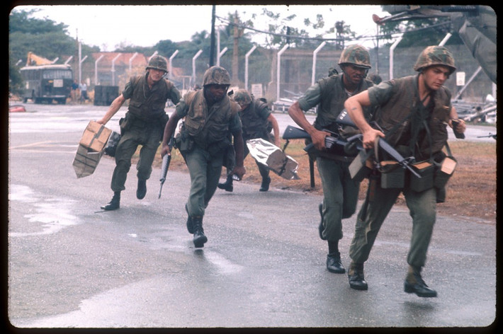 Những binh lính Mỹ cuối cùng "cuốn gói" khỏi Việt Nam, họ ra đi vào ngày 30/4/1975 chỉ ít giờ trước khi Sài Gòn thất thủ và tất nhiên, trang bị không thể thiếu được của họ chính là những khẩu M16 - một biểu tượng thất bại của nền công nghiệp quốc phòng Mỹ trong cuộc chiến tranh Việt Nam. Nguồn ảnh: PBS.