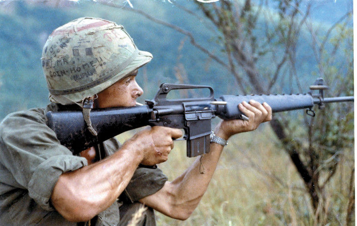 Ngay từ những tháng đầu tiên khi khẩu M16 của Mỹ hay còn gọi là AR15 được trang bị đại trà trong toàn bộ lực lượng, các lời phàn nàn của sỹ quan, binh lính đã được gửi tới tấp lên bộ tổng tham mưu. Theo đó, M16 là một khẩu súng quá "đỏng đảnh", cần phải lau chùi thường xuyên, nhiều chi tiết nhỏ khiến việc tháo lắp để lau chùi trở nên khó khăn và đặc biệt là khẩu súng này hoàn toàn không phù hợp với chiến trường Việt Nam ẩm ướt, mưa nhiều, lắm bụi đất. Nguồn ảnh: Vietnamwar.