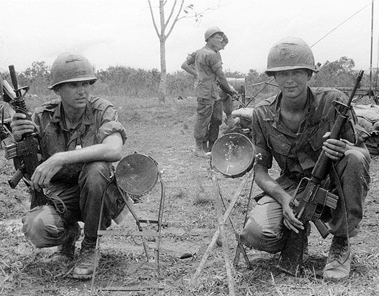 Dễ bị kẹt đạn đã khổ, khẩu M16 còn khiến binh lính Mỹ khổ sở hơn khi mỗi lần kẹt đạn họ gần như phải tháo rời cả khẩu súng M16 của mình ra hoặc sử dụng các công cụ đặc biệt như kìm để có thể thông được khẩu súng này. Rất nhiều binh lính Mỹ đã được tìm thấy tử vong bên cạnh khẩu M16 bị tháo tung, có lẽ họ đã thiệt mạng oan uổng chỉ vì khẩu súng của mình bị kẹt đạn không đúng lúc. Nguồn ảnh: Pinterest.