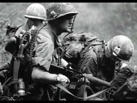 Được sản xuất bởi hãng Colt, M16 là khẩu súng được sử dụng phổ biến nhất trong các lực lượng bộ binh Mỹ kể từ năm 1967. Đây cũng chính là khoảng thời gian cuộc chiến tranh Việt Nam bắt đầu chuyển biến leo thang, đồng nghĩa với việc lính Mỹ với khẩu súng trường M16 sẽ phải đối đầu với những lực lượng quân giải phóng với những khẩu AK-47 của Liên Xô. Nguồn ảnh: Youtube.