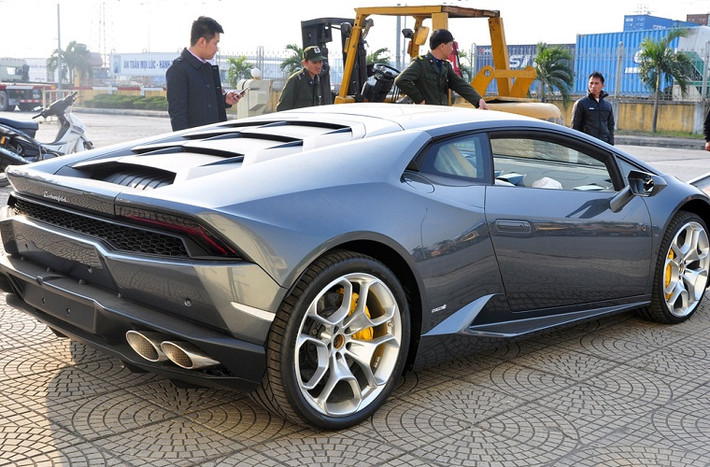 Lamborghini Huracan có thiết kế tổng hình khối giống Gallardo, nhưng mang dáng vẻ từ Aventador. Những đường kẻ lấy cảm hứng từ tinh thể nên chặt chẽ và giàu tính biểu tượng. Xe dùng kiểu cửa ngang bình thường.