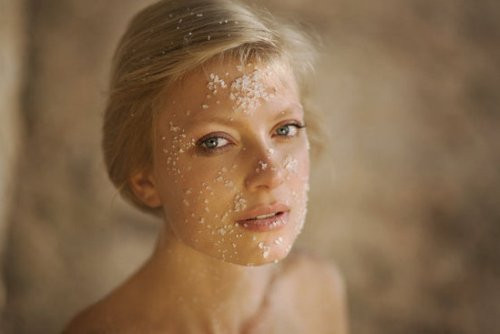 Đường. Ít ai biết đường cũng có khả năng nhẹ nhàng tẩy tế bào chết và làm sạch làn da của bạn, chỉ cần đảm bảo là bạn sử dụng loại đường mịn để không bào mòn quá làn da mặt. Kết hợp đường với một lượng nhỏ nước hoặc dầu oliu extra virgin thành hỗn hợp sệt, dầu oliu sẽ giúp giữ ẩm cho da, xoa lên da nhẹ nhàng và rửa sạch.