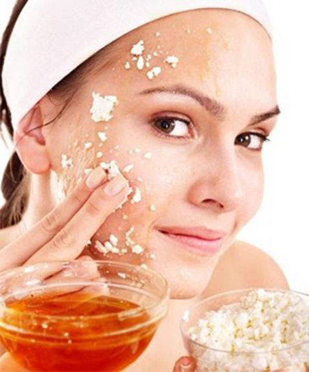 Bột yến mạch và mật ong. Trộn bột yến mạch với mật ong rồi nhẹ nhàng xoa lên da mặt theo các động tác vòng tròn, tránh vùng mắt, để hỗn hợp lưu lại trên da trong vài phút rồi rửa sạch với nước lạnh. Bột yến mạch có tác dụng làm sạch da, trong khi đó, mật ong sẽ cung cấp cho da dưỡng chất và độ ẩm cần thiết, giúp cải thiện cấu trúc da, làm da mềm mại, mịn màng và tươi trẻ hơn.