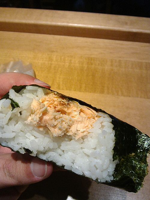 Bánh Kimbap tam giác tự làm ngon miệng và tiết kiệm. Hiện trên thị trường Việt Nam, mỗi chiếc bánh kiểu này có giá này khoảng 30.000đ/chiếc.