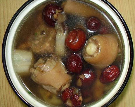 Món 3: Đuôi lợn hầm thuốc bắc. Đuôi heo 500g, chặt khúc nhỏ, ý dĩ 30g, đỗ trọng 20 g. Tất cả các thứ rửa thật sạch, để ráo rồi cho vào siêu sắc thuốc, nấu với 1 lít nước, sắc còn 500 ml, dùng nước này để hầm nhừ đuôi heo. Hành lá rửa sạch, cắt khúc, gừng tươi xắt sợi, muối, tiêu, dầu ăn. Cho dầu ăn vào nồi, khi dầu nóng thì bỏ hành vào phi thơm, kế tiếp cho gừng cắt sợi vào xào rồi cho đuôi heo vào trộn đều.