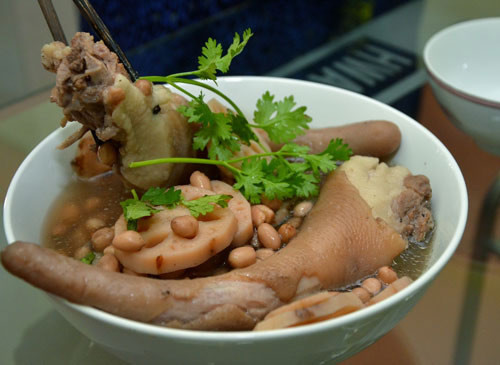 Món 2: Đuôi lợn nấu lạc. Đuôi heo 150g làm sạch, cắt khúc ngắn. Lạc (đậu phộng) 50g, trần bì 4g, hồ đào nhân 10 cái. Cho một lượng nước vừa đủ vào nồi đất, nấu cho đến khi nước thật sôi, thả các thứ vào, đậy kín nắp. Chờ sôi lại rồi giảm bớt lửa. Hầm khoảng 3 giờ, nêm thêm ít muối và bột nêm cho vừa miệng. Tác dụng: Tăng cường sinh lực, làm đen râu tóc, giúp da mịn màng, hồng hào.
