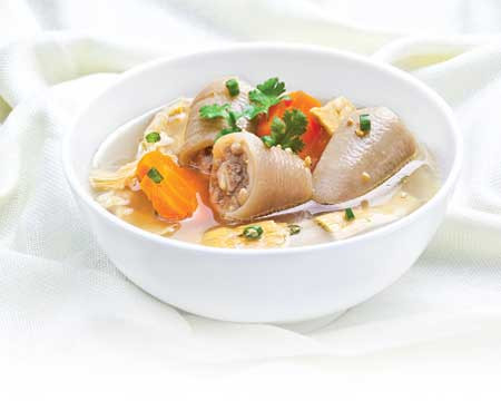 Món 5. Canh đuôi lợn hầm cà rốt. Đuôi lợn chọn phần đuôi nhỏ, cắt khúc sẵn mua về cạo rửa cho sạch. Nếu kỹ hơn thì chần qua nước sôi rồi hãy hầm. Cà rốt cắt nhỏ, khoai tây gọt vỏ cắt miếng bản to.Bắc nồi nước cho sôi thêm chút muối cho đuôi heo và vài hạt tiêu đen vào hầm cho mềm. Cho cà rốt khoai tây vào hầm cho mềm. Nêm nếm thêm gia vị cho vừa miệng ăn. Múc ra tô, thêm củ hành tím cắt lát mỏng hay hành xanh vào cho thơm. Canh ăn nóng, chấm với nước mắm cay càng ngon.