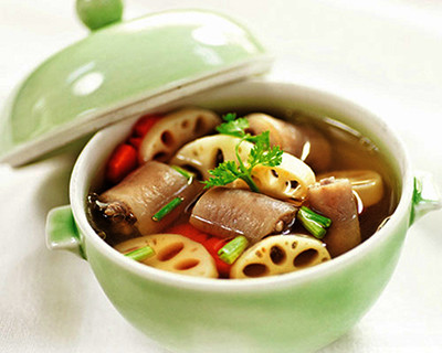 Món 6. Canh đuôi lợn hầm củ sen. Đuôi lợn rửa sạch, chặt khúc. Củ sen gọt vỏ, xắt khoanh tròn mỏng. Hành lá xắt nhỏ. Bắc nồi nước, cho đuôi heo vào, nêm muối, đường. Cho củ sen vào, nêm muối, đường, vớt bọt, để lửa nhỏ. Hầm khoảng 30 phút để đuôi heo và củ sen mềm nhừ. Cho cà rốt vào nấu khoảng 10 phút nữa, nêm hạt nêm ngon, bột ngọt, muối, đường cho vừa ăn. Khi cà rốt chín, nêm thêm nước mắm vào, cho hành lá vào trộn đều. Tắt bếp, nhắc xuống.